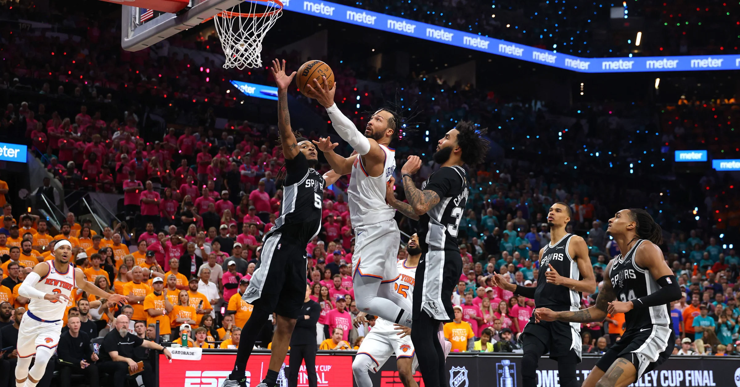 NBA总决赛 | 布伦森末节挺身而出 尼克逆转马刺拔头筹 配图