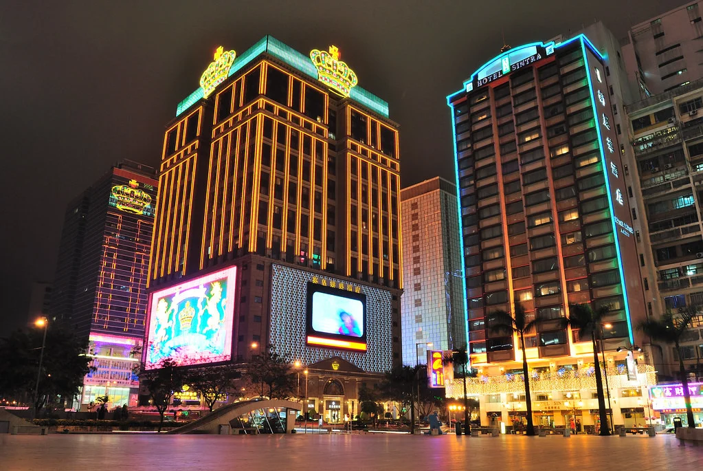 英皇娱乐酒店发盈警26 财年预亏3,000 万港元较上年度大幅收减 配图