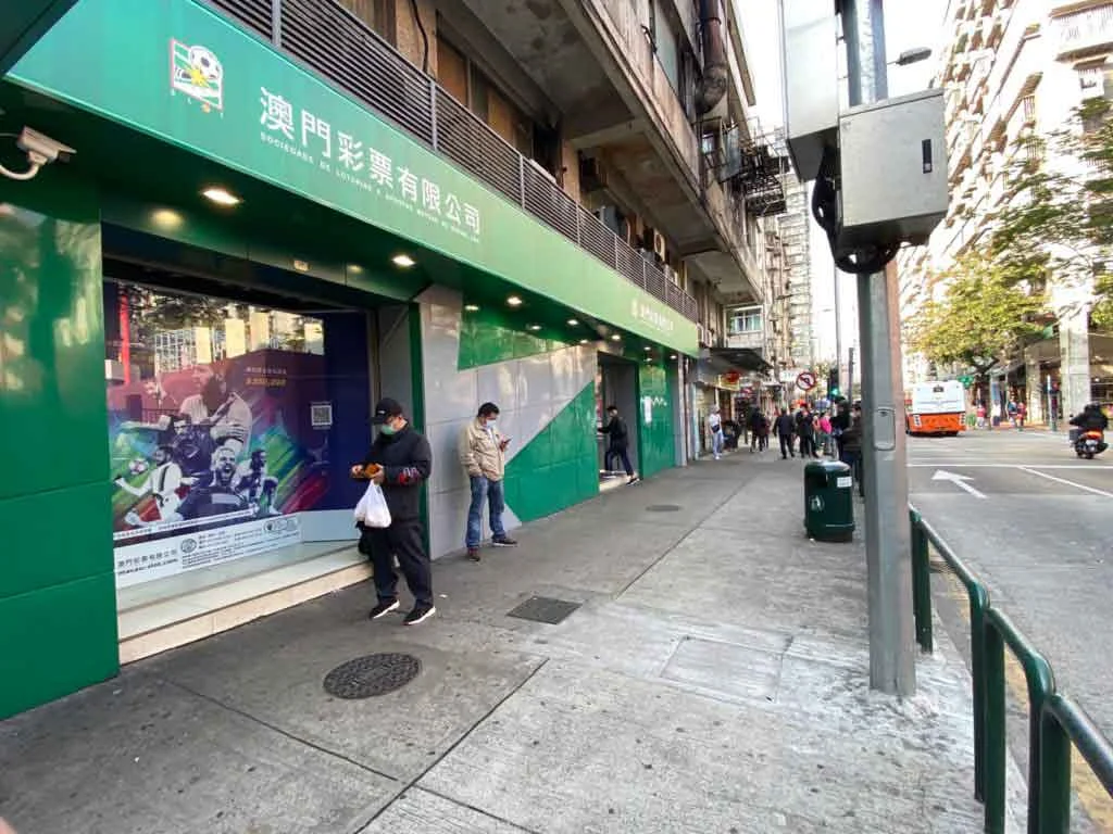 澳门彩票获续期一年但须先聘请本地雇员 — 封面