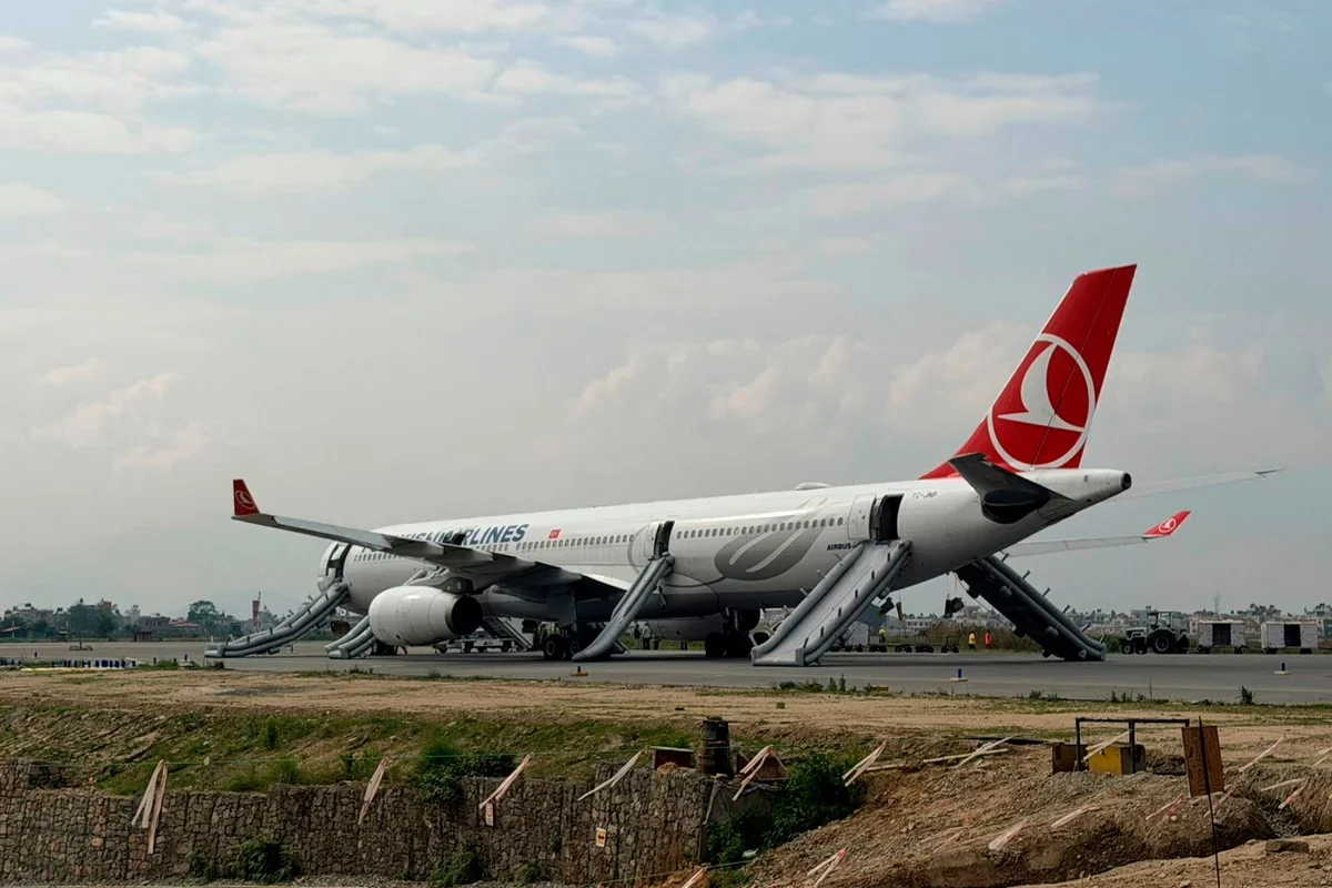航空波音客机降落撞雷达杆! 267乘客急疏散1人伤 — 封面