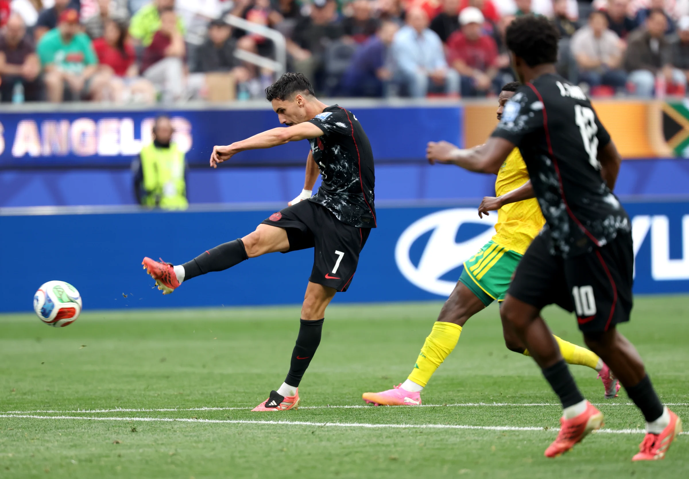 2026美加墨世界杯|尤斯塔基奥补时绝杀 加拿大1比0挫南非晋16强 — 封面