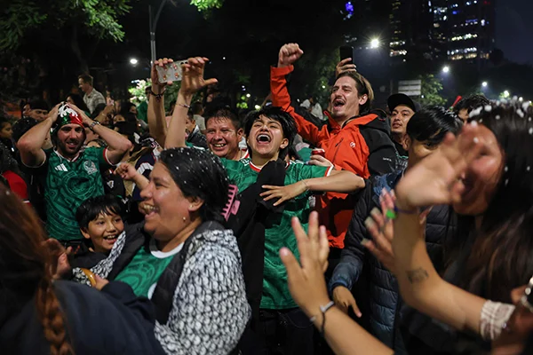 2026美加墨世界杯｜墨西哥40年来首闯16强 百万球迷上街狂欢 4人窒息亡 配图