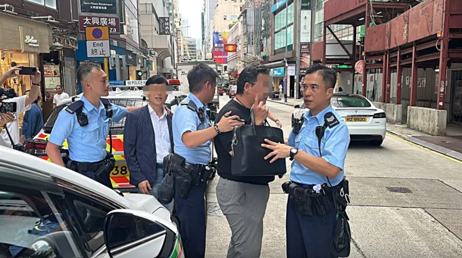 在银行存1.5亿假支票 2韩男被捕 配图