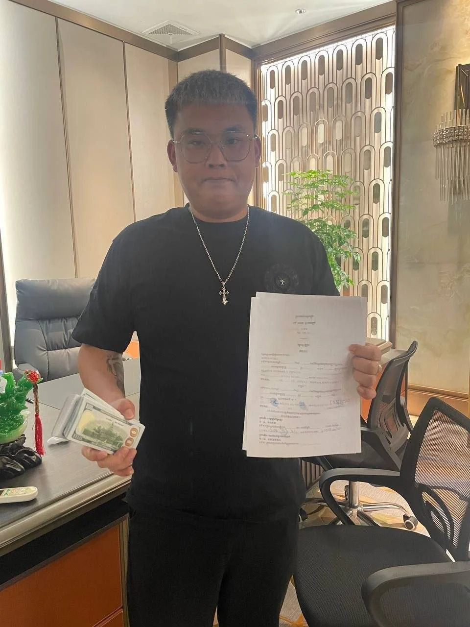 同情你两年换来装疯卖傻?有钱豪赌没钱还 — 封面