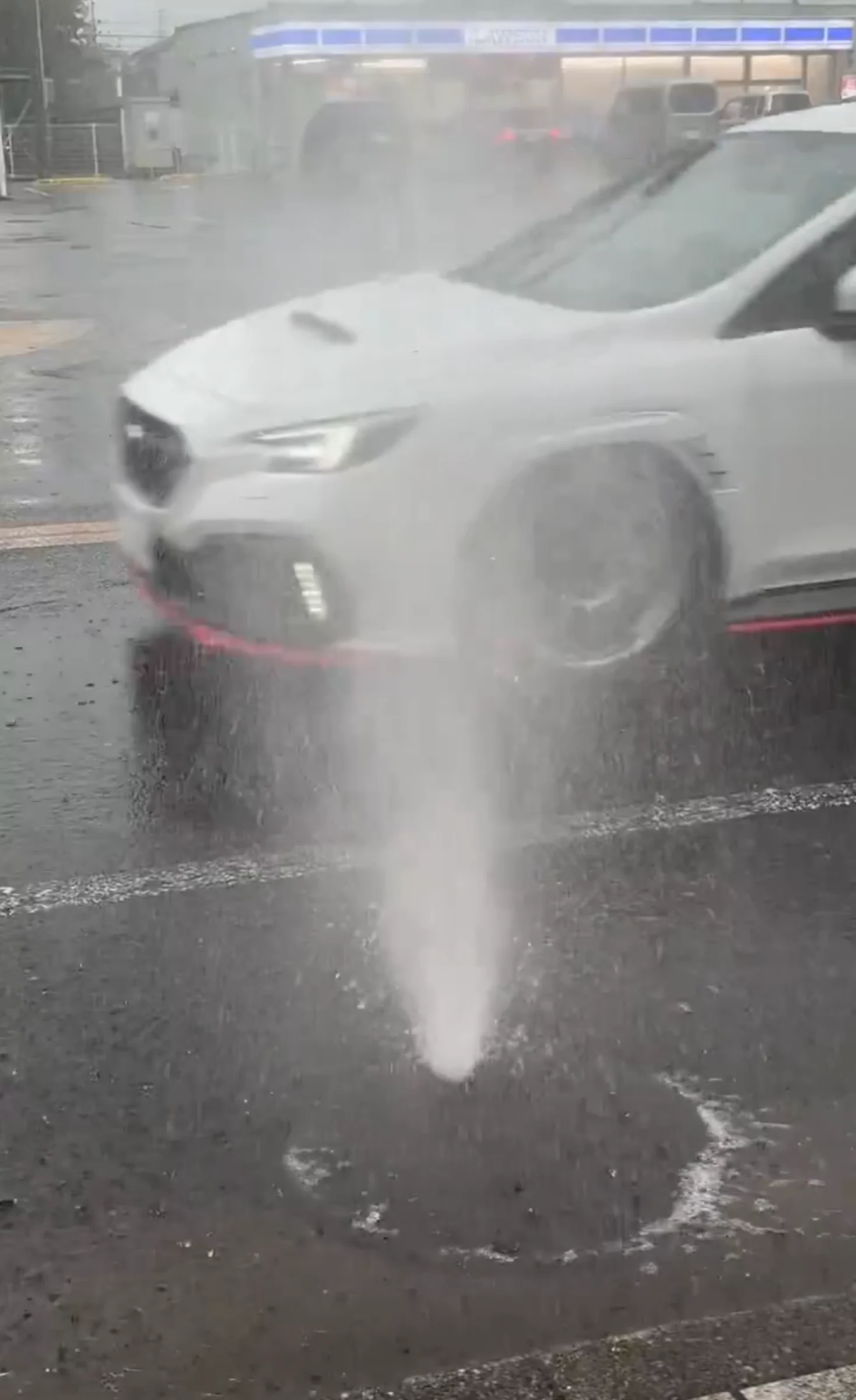暴雨炸关东！水压冲出人孔盖发4级大雨警报 配图