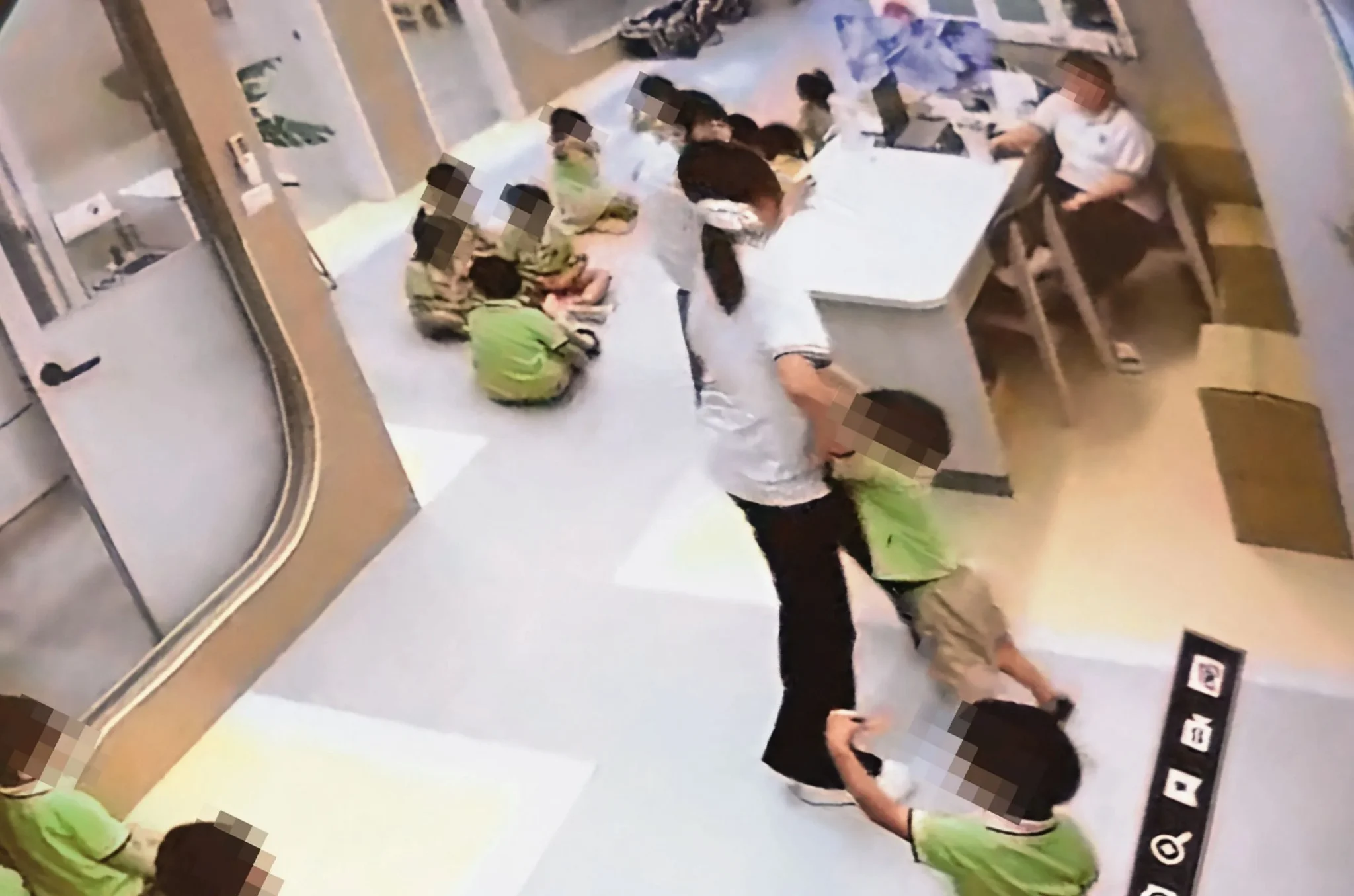 私幼暴虐童！老师「施暴76次」13童受害家长看监视器：撕心裂肺的痛 配图