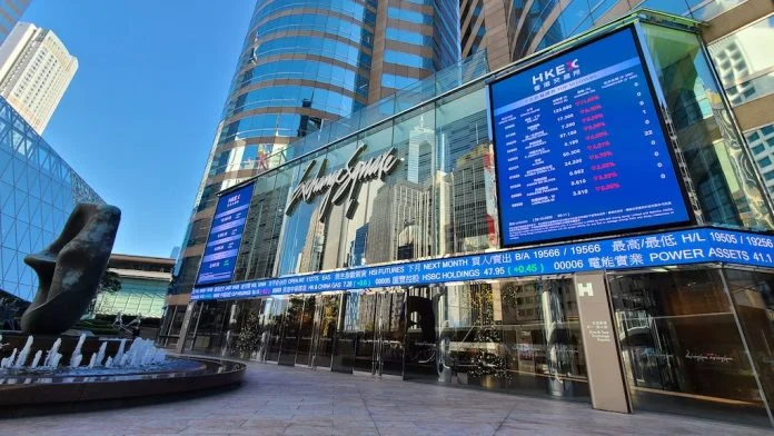 世纪娱乐持续停牌显示在线博彩扩张需同步升级内控 — 封面