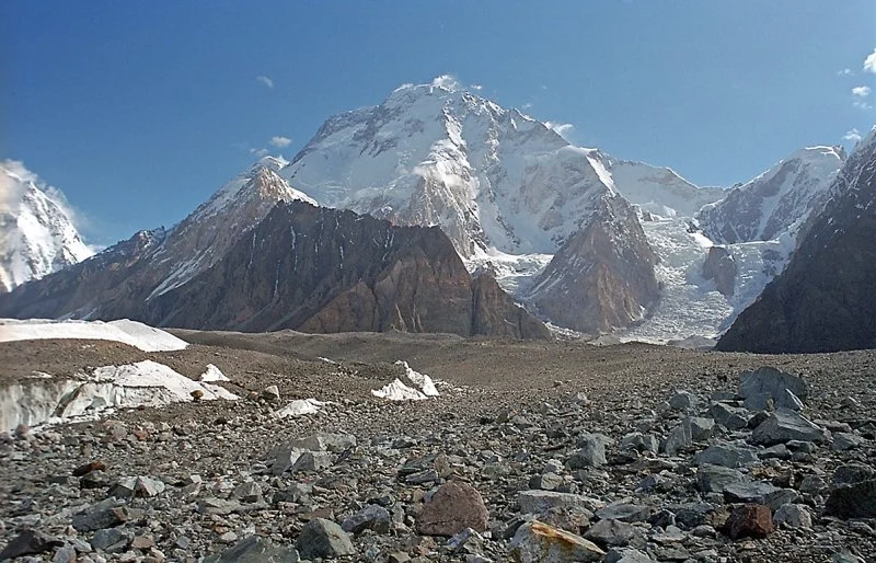 8000公尺高峰雪崩!世界知名登山家等10人队伍失联生死未卜 — 封面