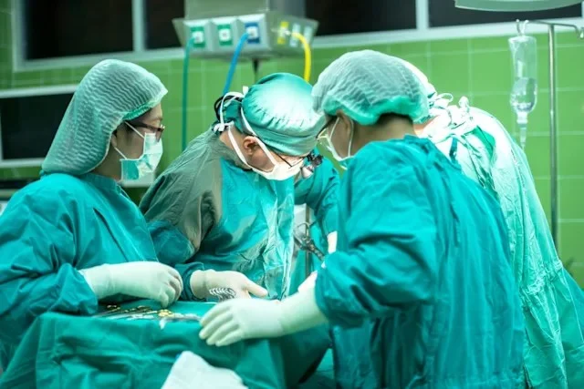 10小时脑瘤手术竟切错!京都医误摘正常脑组织50多岁妇脑损伤 — 封面
