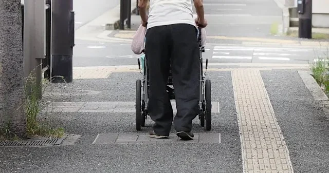 长照悲歌！不堪照护压力长期施暴狠男「踩断80岁老母8根肋骨」致死 配图