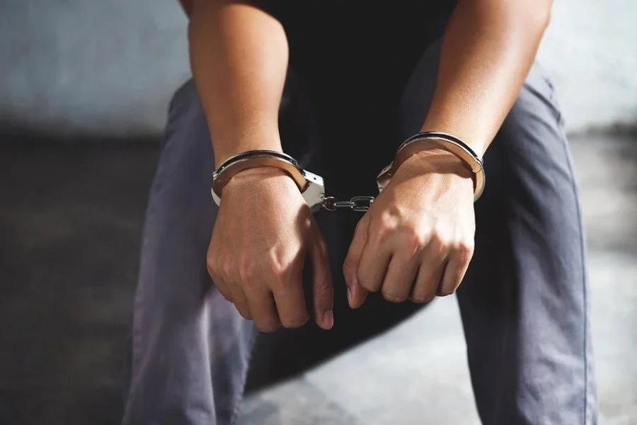 台湾YTR遭假警殴打抢走3.5万 警捕12人追缉1同党 — 封面