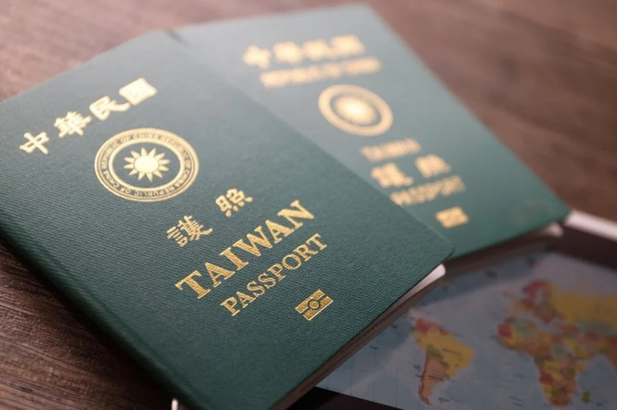 乌干达“执行一中政策” 要台湾人持中国护照盖入境章 — 封面