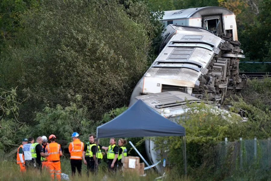 英国列车脱轨20人送院 2人伤重 — 封面