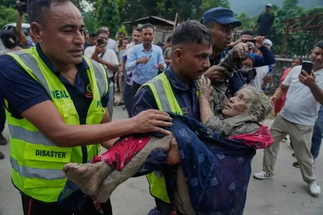 朝圣路变黄泉路！尼泊尔洪灾百死破千人失踪 — 封面