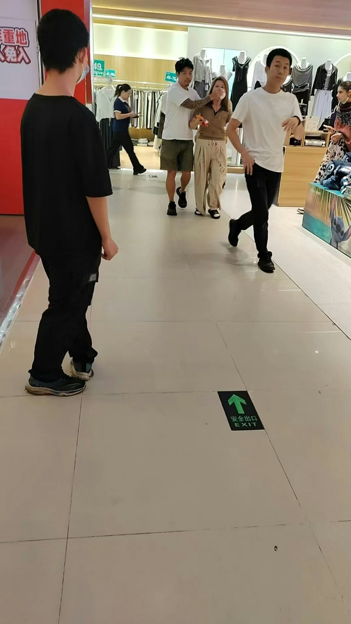 广州大学城GOGO新天地有人持刀随机伤人多人浴血警拘35岁男 — 正文配图