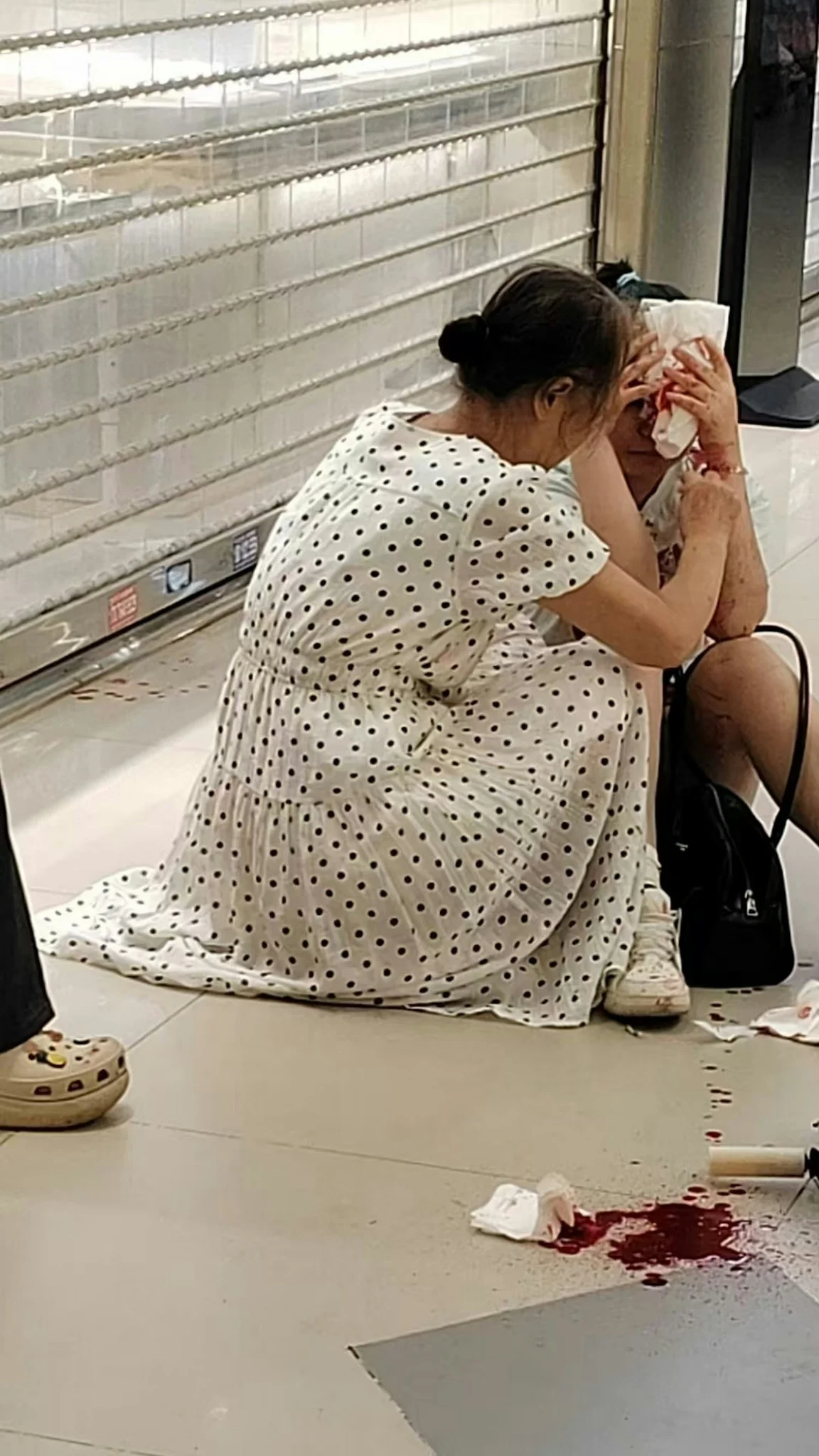 广州大学城GOGO新天地有人持刀随机伤人多人浴血警拘35岁男 — 正文配图