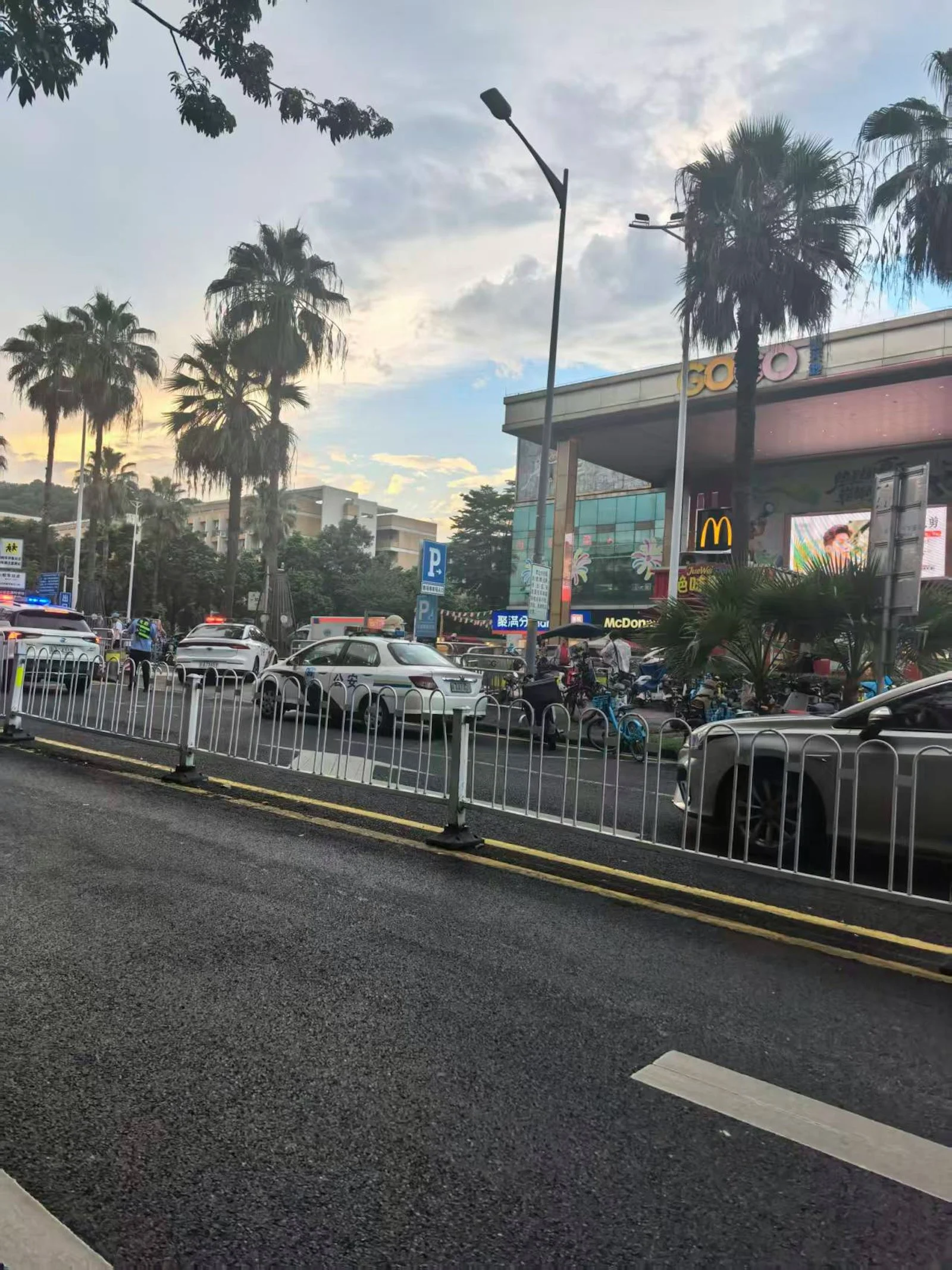 广州大学城GOGO新天地有人持刀随机伤人多人浴血警拘35岁男 — 正文配图