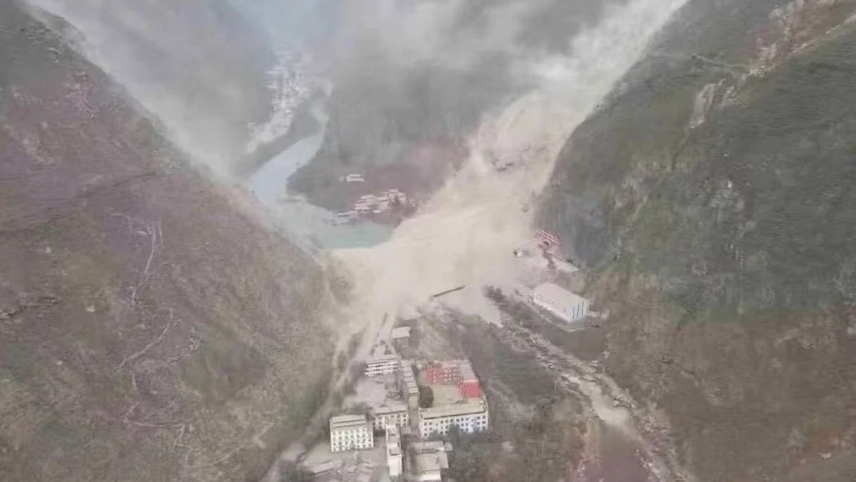 恐怖山崩！中国四川土石吞噬民宅官媒：无人伤亡 — 封面