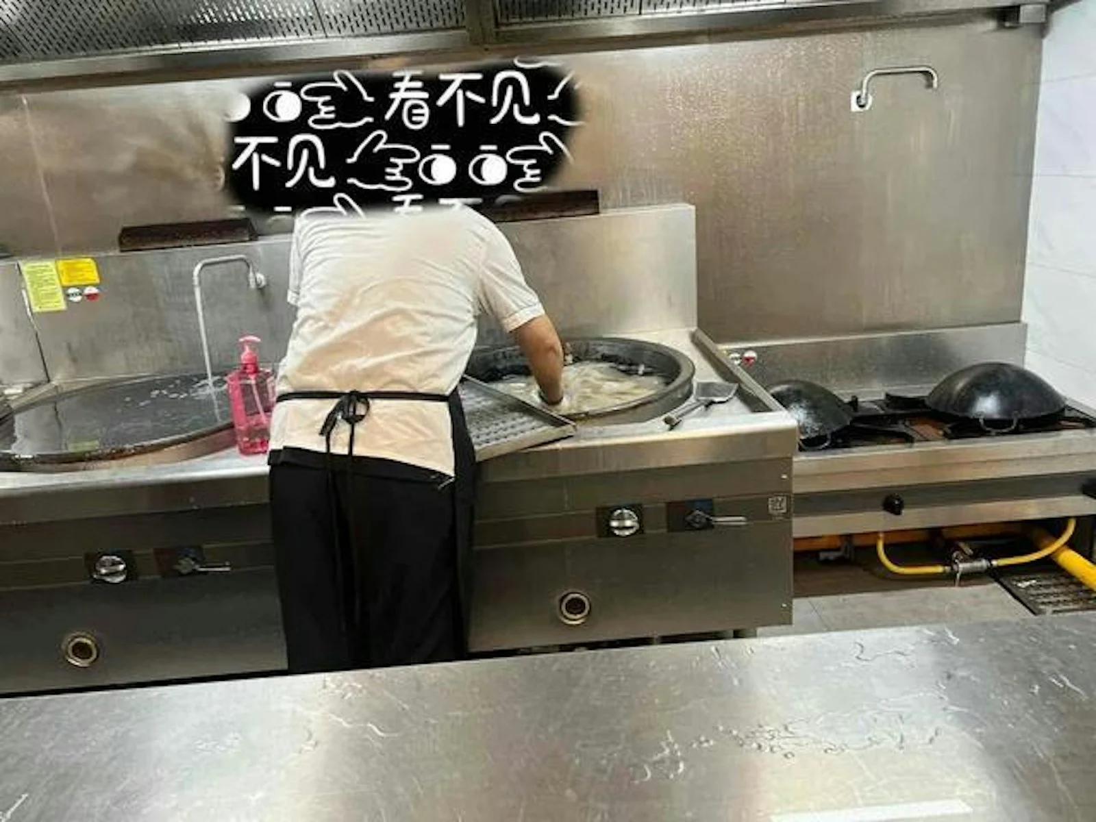 南京幼稚园爆集体呕吐老师揭饭堂铁镬洗拖把园长后厨全员免职 — 正文配图