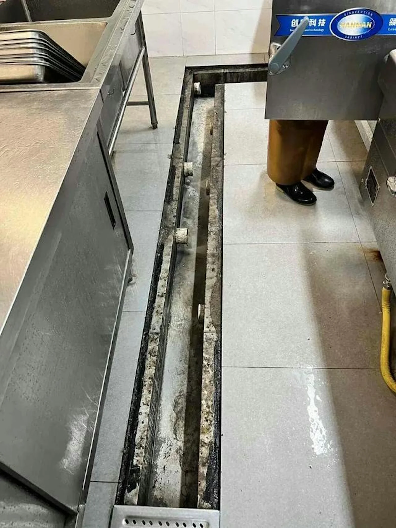 南京幼稚园爆集体呕吐老师揭饭堂铁镬洗拖把园长后厨全员免职 — 正文配图