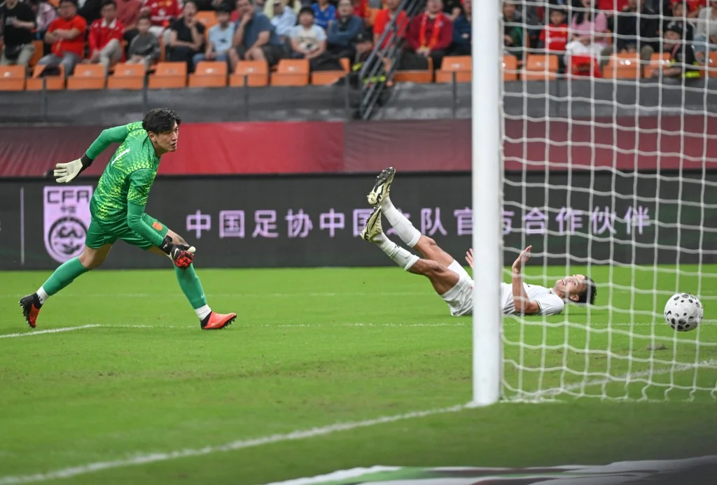 国足0:5溃败︱17岁赵松源被安排赛后受访网民狠批：让小孩子出来顶锅？ — 正文配图