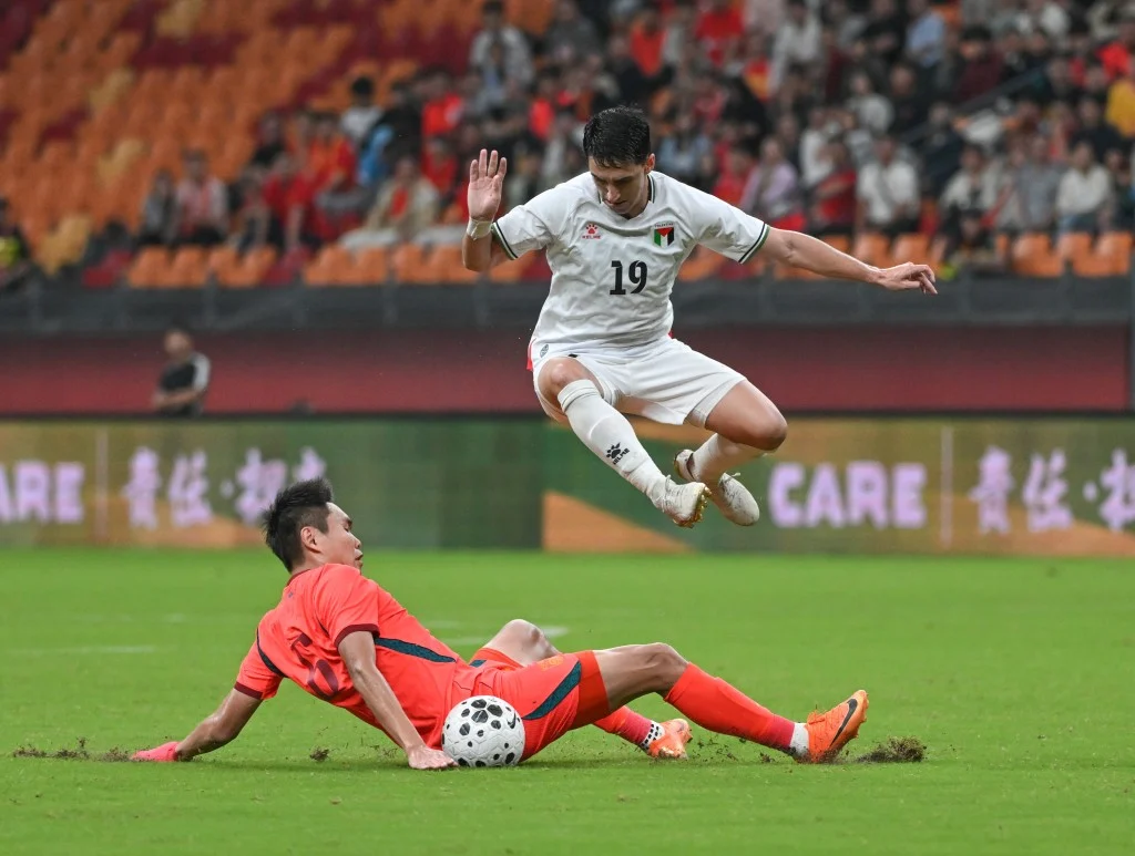 国足0:5溃败︱17岁赵松源被安排赛后受访网民狠批：让小孩子出来顶锅？ — 正文配图