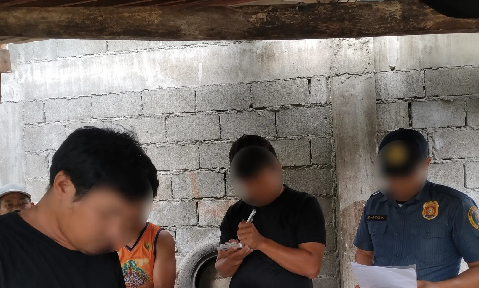 4人聚众赌牌当场落网！菲律宾警方查获665比索赌资 — 正文配图