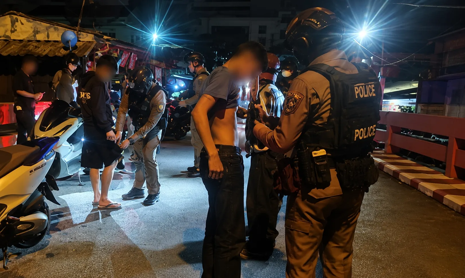 曼谷凌晨突击检查！6名青年被捕，枪支、爆炸物被查 — 正文配图