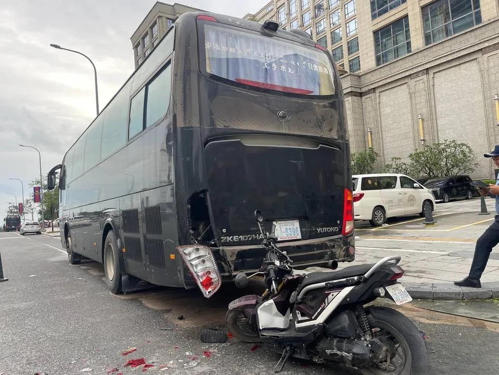 西港突发车祸!中国男子撞上停靠大巴,当场身亡 — 正文配图