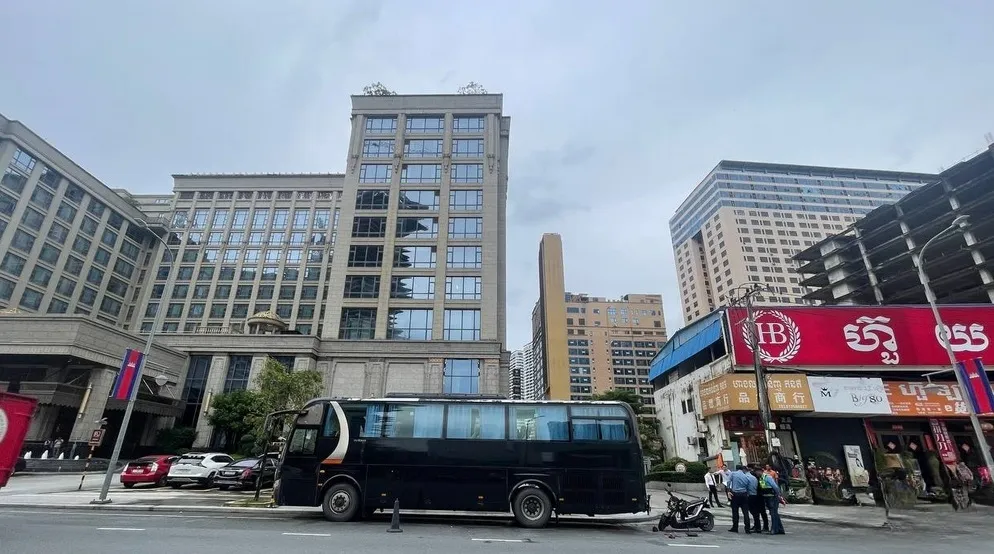 西港突发车祸!中国男子撞上停靠大巴,当场身亡 — 正文配图