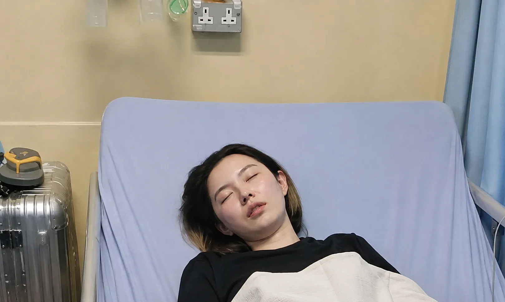 返国当天突然失控！27岁中国女子吉隆坡机场被控制送医 — 正文配图