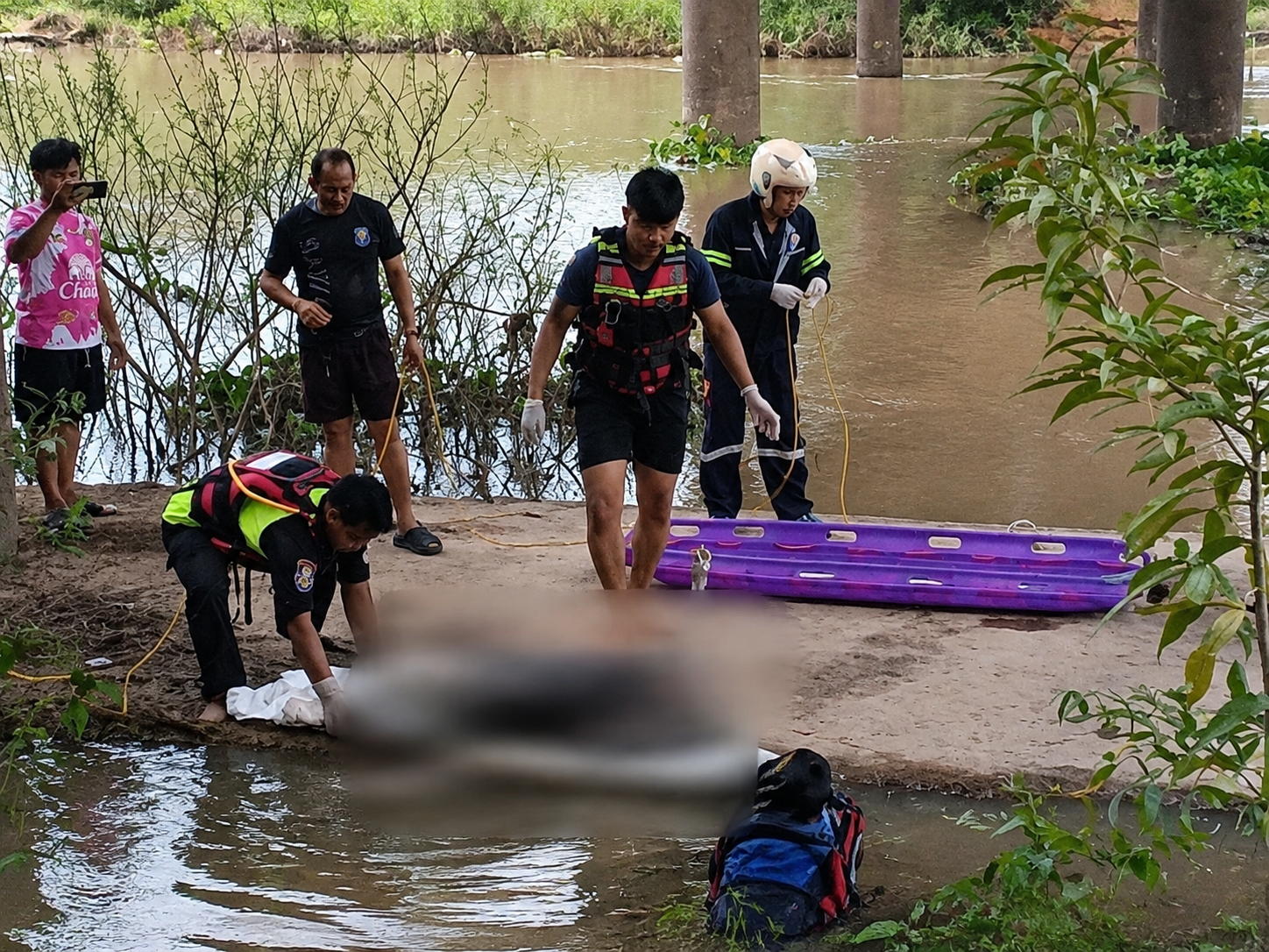 泰国巴真府河中发现无名男尸,身上多处淤青警方调查死因 — 封面