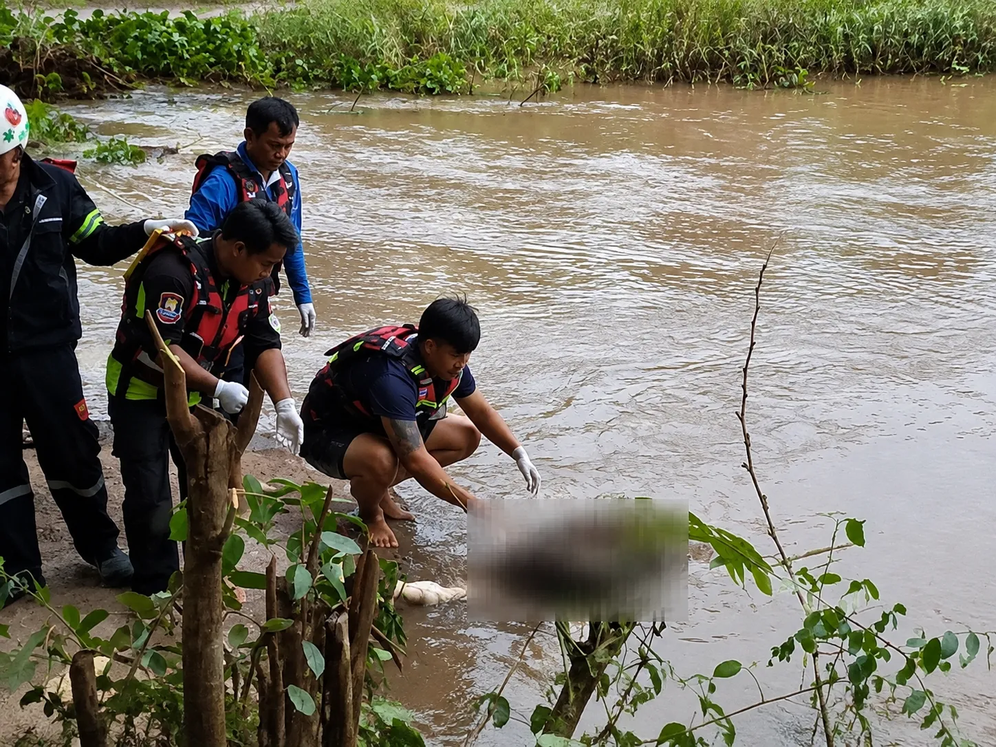 泰国巴真府河中发现无名男尸，身上多处淤青警方调查死因 — 正文配图