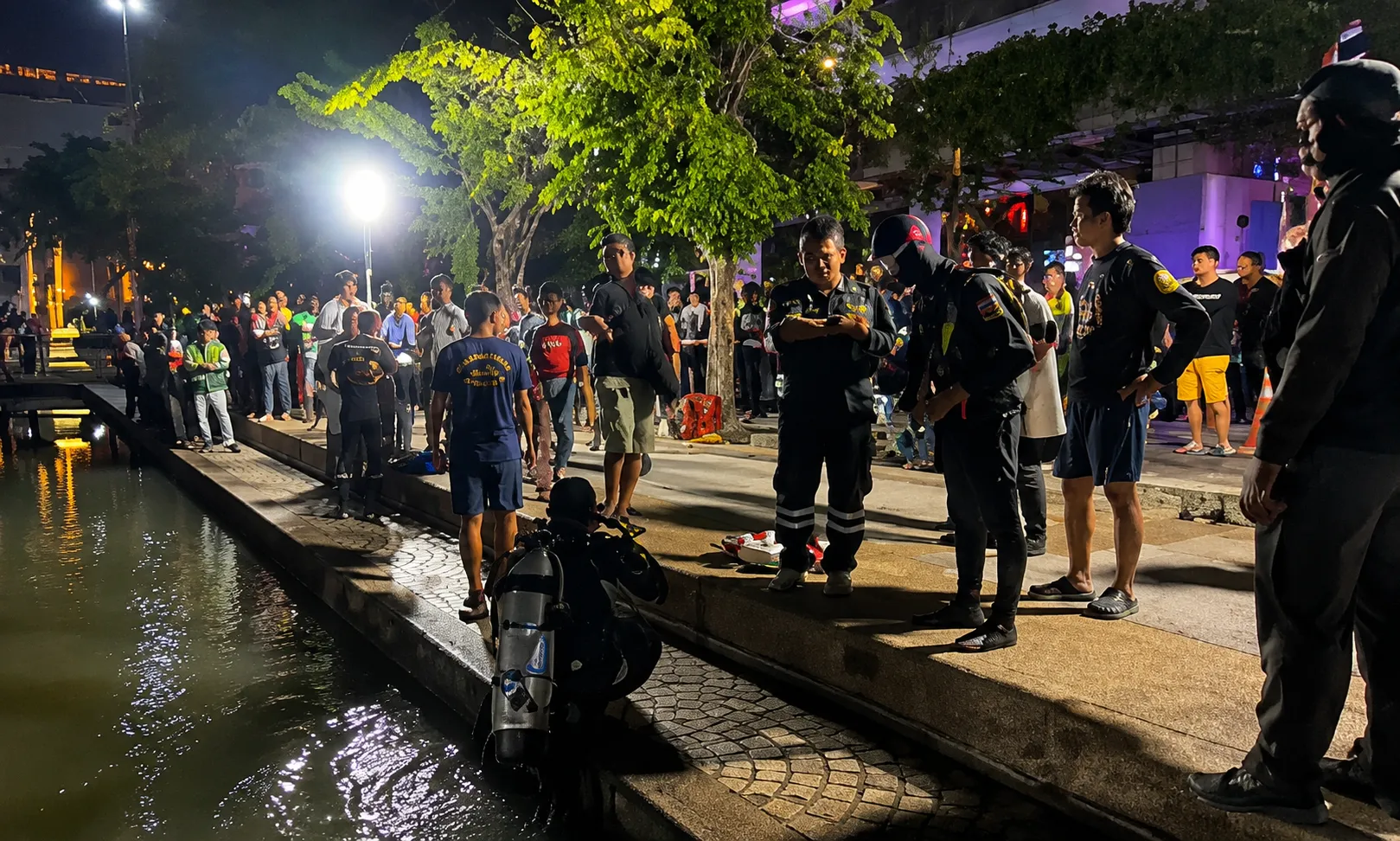 曼谷班哲希利公园发生命案!男子遭殴打后被抛入水池身亡 — 封面