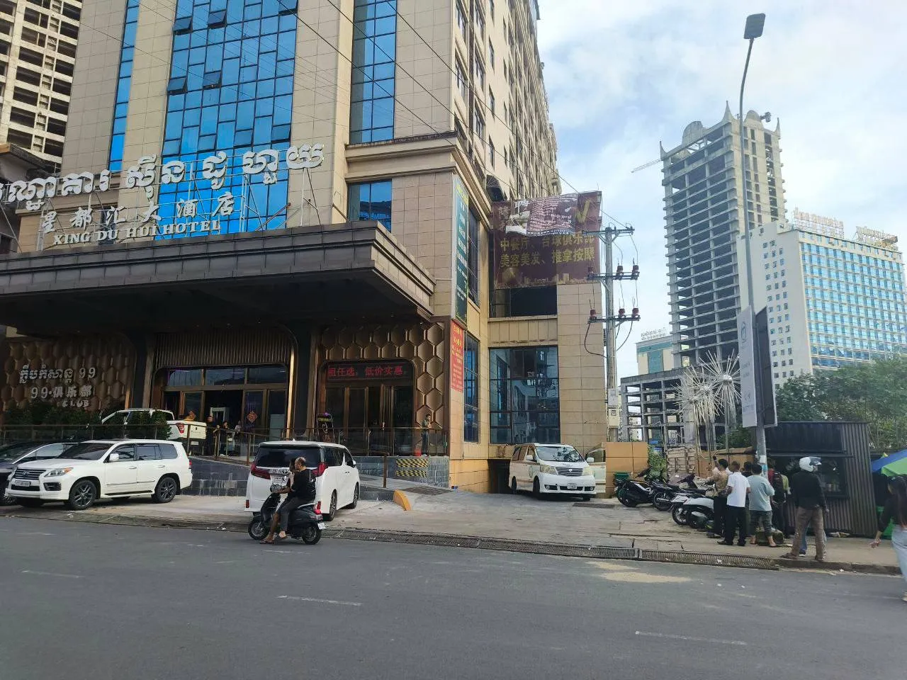 西港中国男子坠楼后,多名中国人被带走调查 — 封面