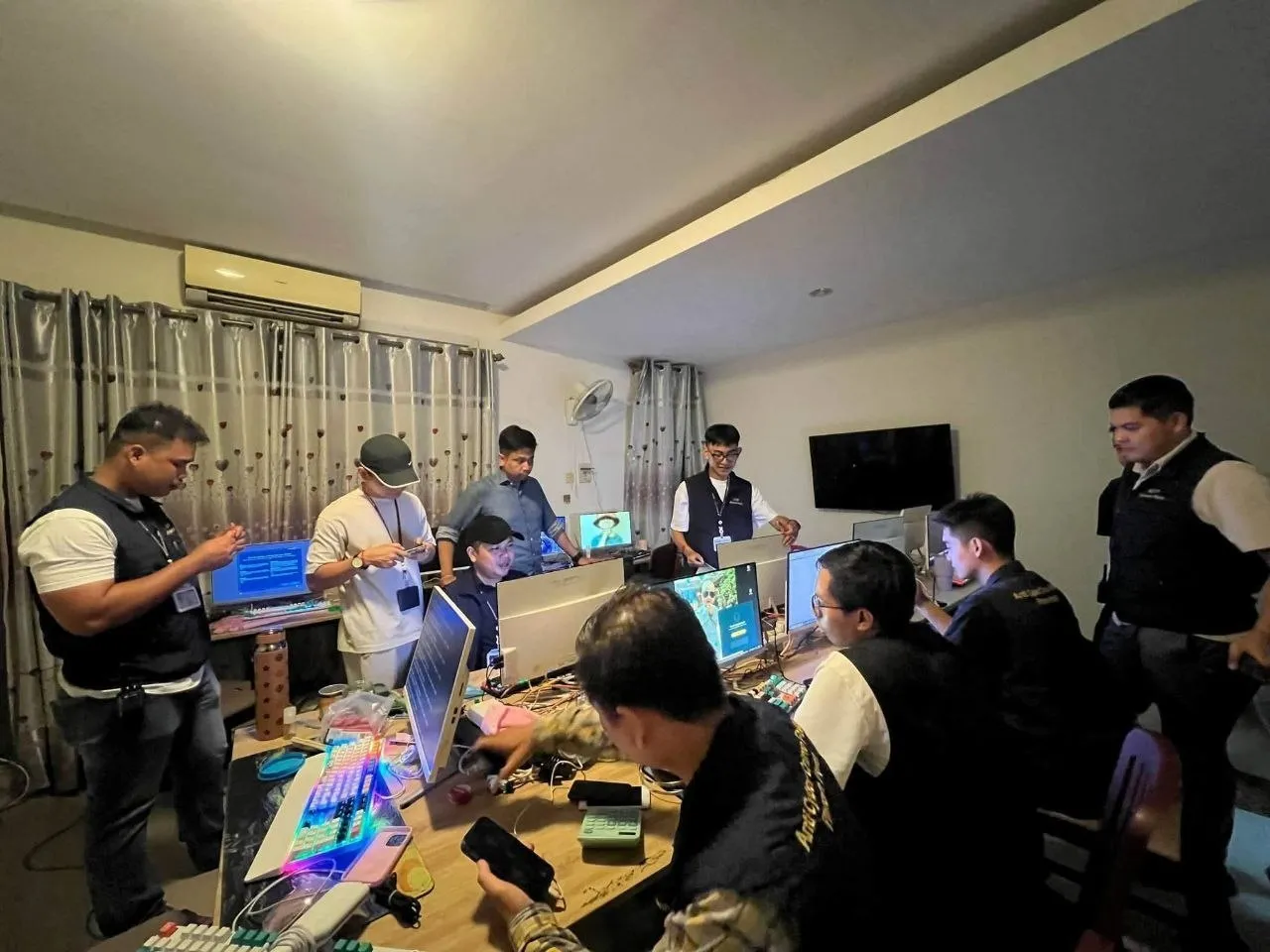 金边再查电诈窝点!12名越南籍人员+电子设备一并被查 — 封面