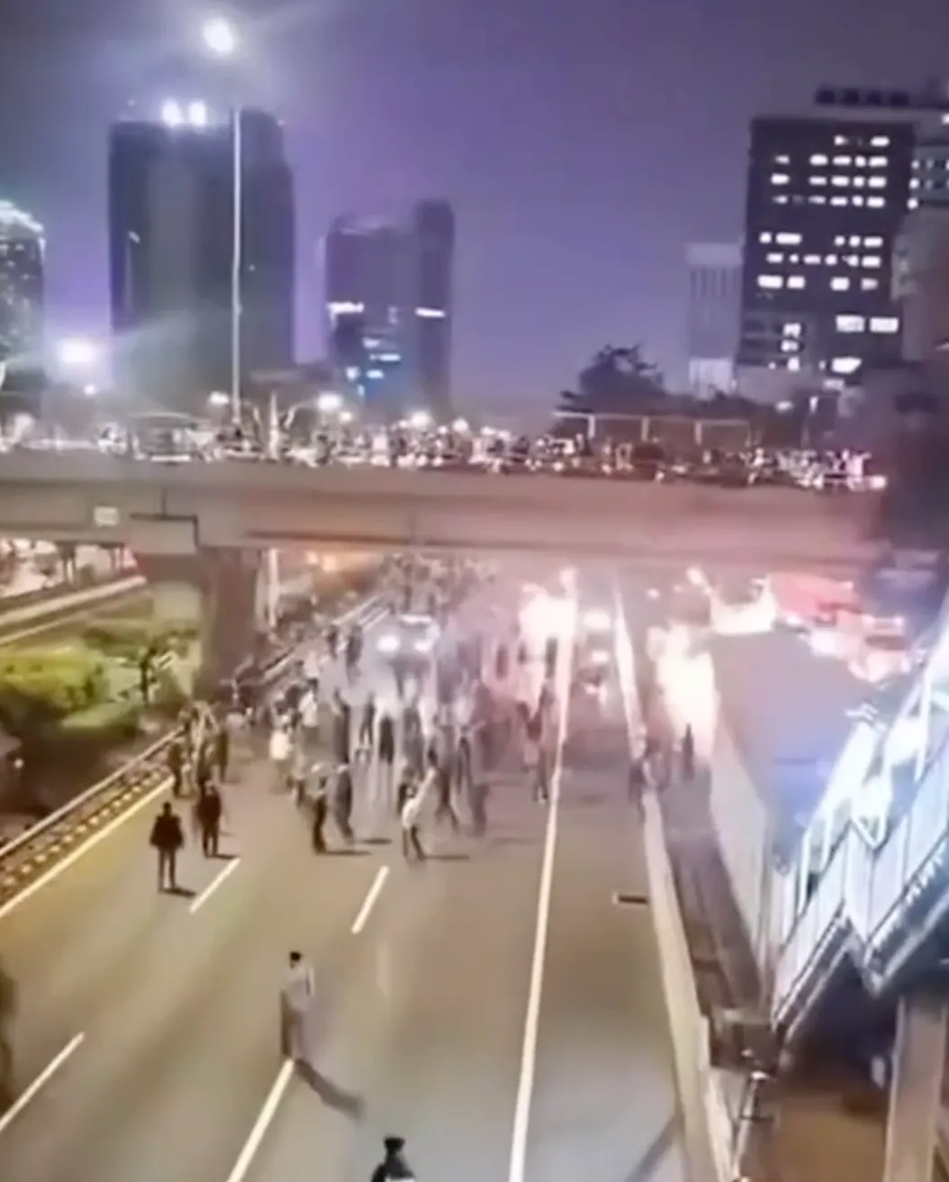 印尼雅加达示威变骚乱,街头出现打砸,警方增援 — 封面