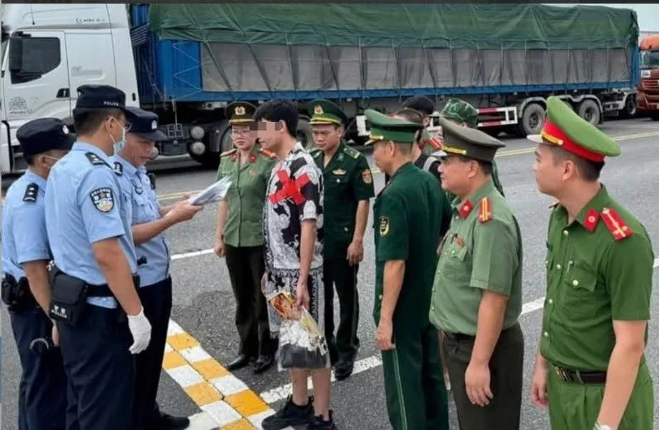 中国男子非法进入越南被查,海防警方完成调查后移交中方 — 封面