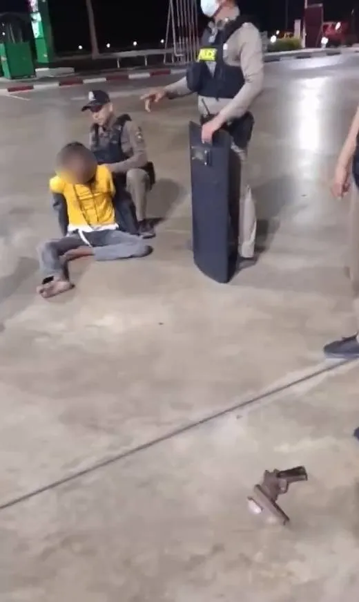 加油站突现持枪男子!泰国警方出动谈判将其劝降 — 封面
