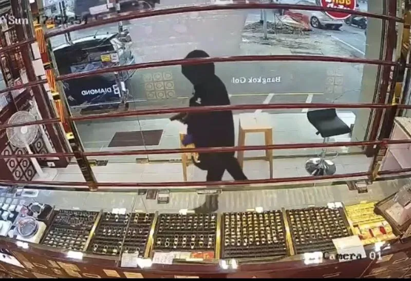 泰国金店惊险一幕:枪匪逼店员交出52泰铢黄金 — 正文配图