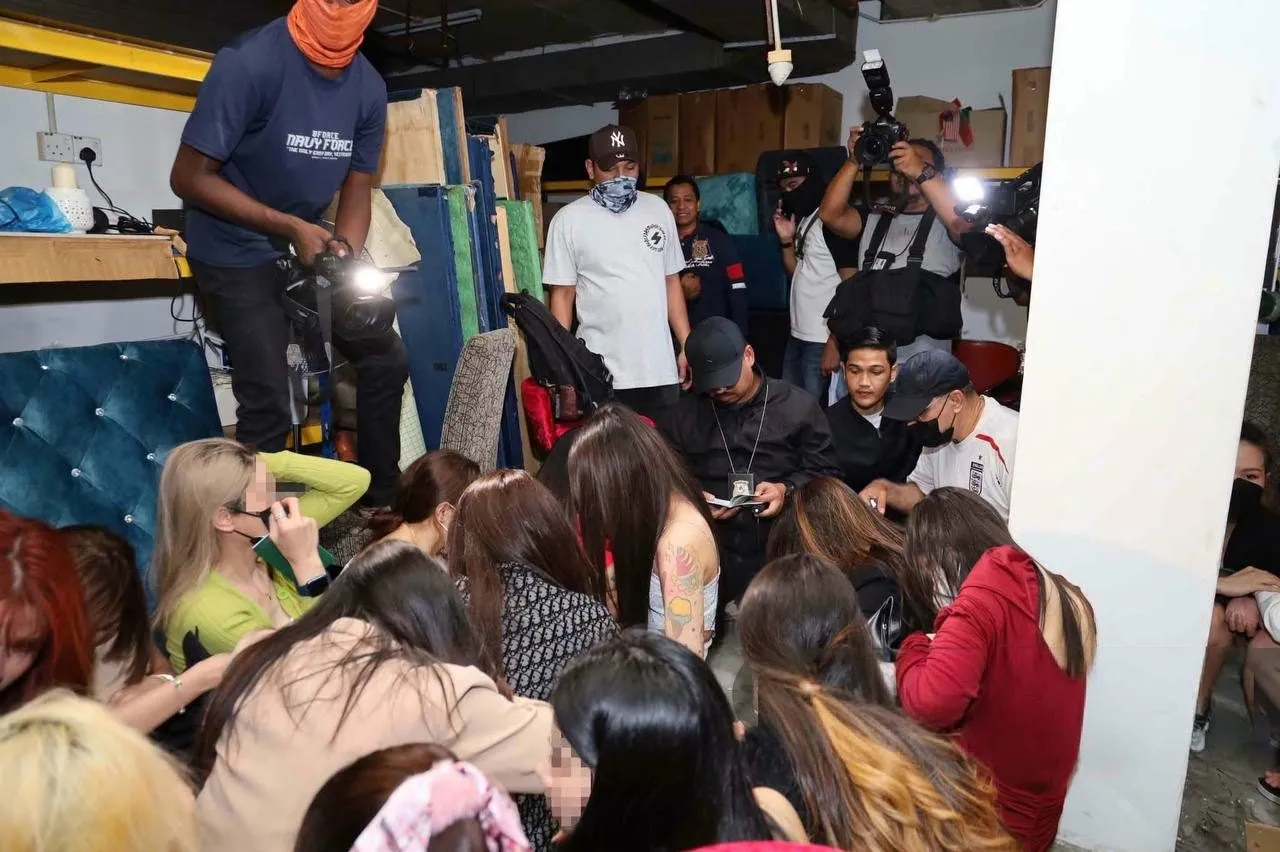 吉隆坡娱乐场所遭突击检查，现场多名女性工作人员被带走 — 正文配图