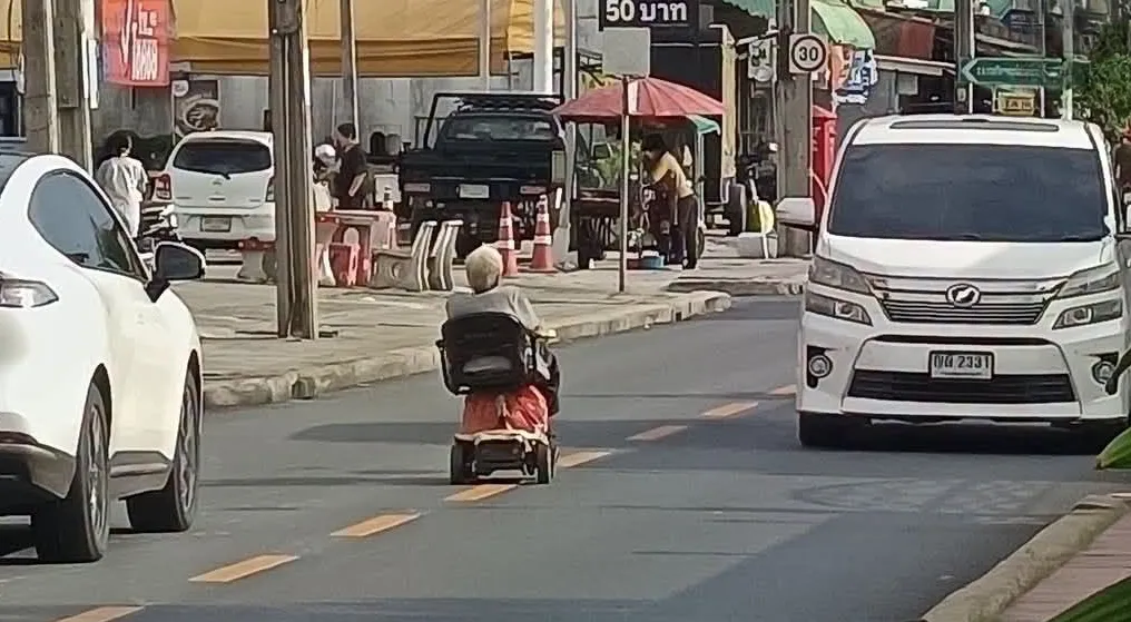 曼谷“飞驰奶奶”重返公路，晚高峰上路引居民担忧 — 正文配图