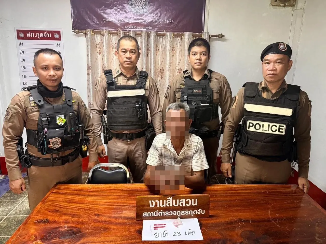 泰国警方多次制服失败，近10人合力控制持刀吸毒男子 — 正文配图