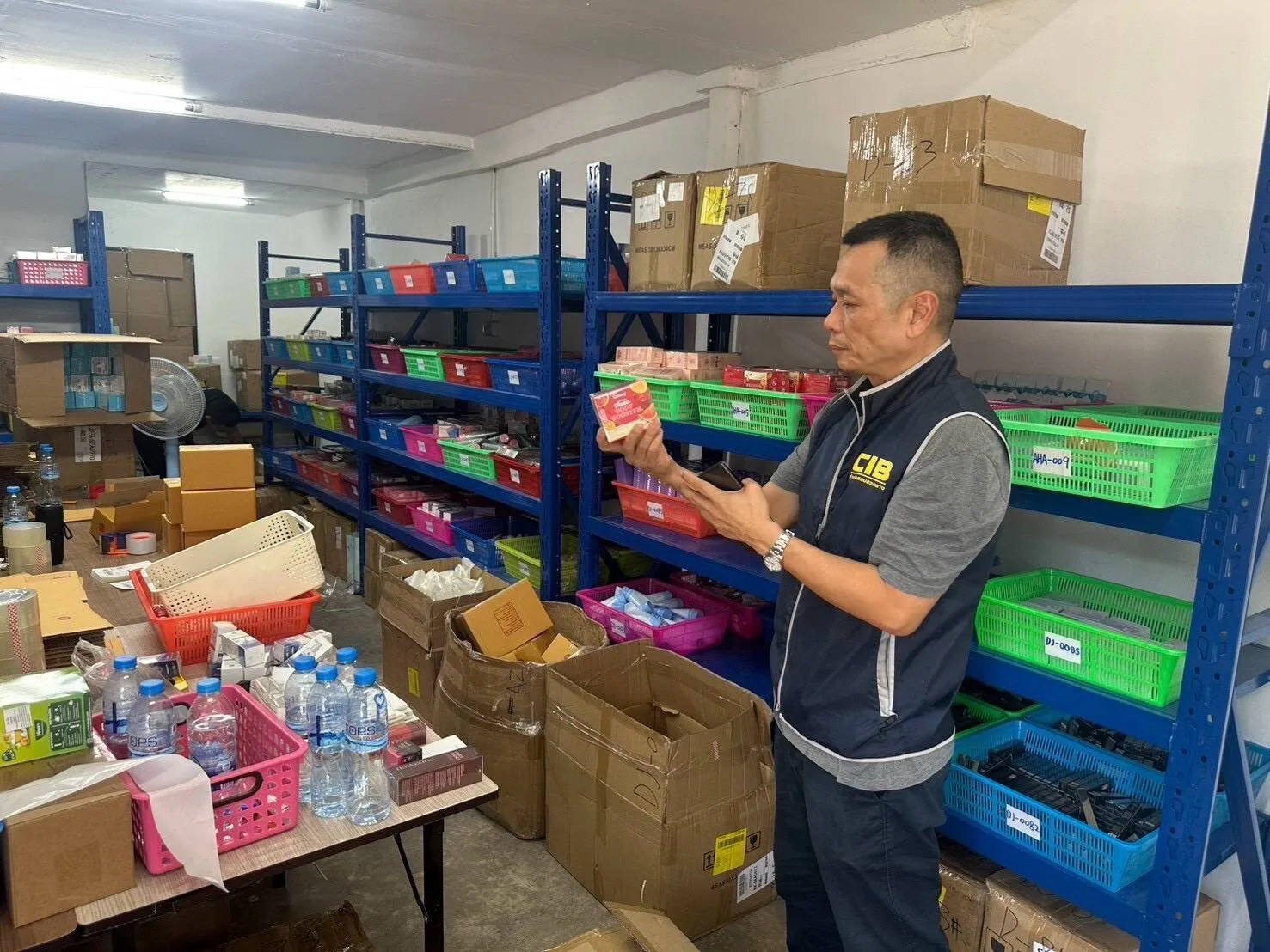 假冒国际大牌化妆品曝光！泰国警方查获5.2万件 — 正文配图