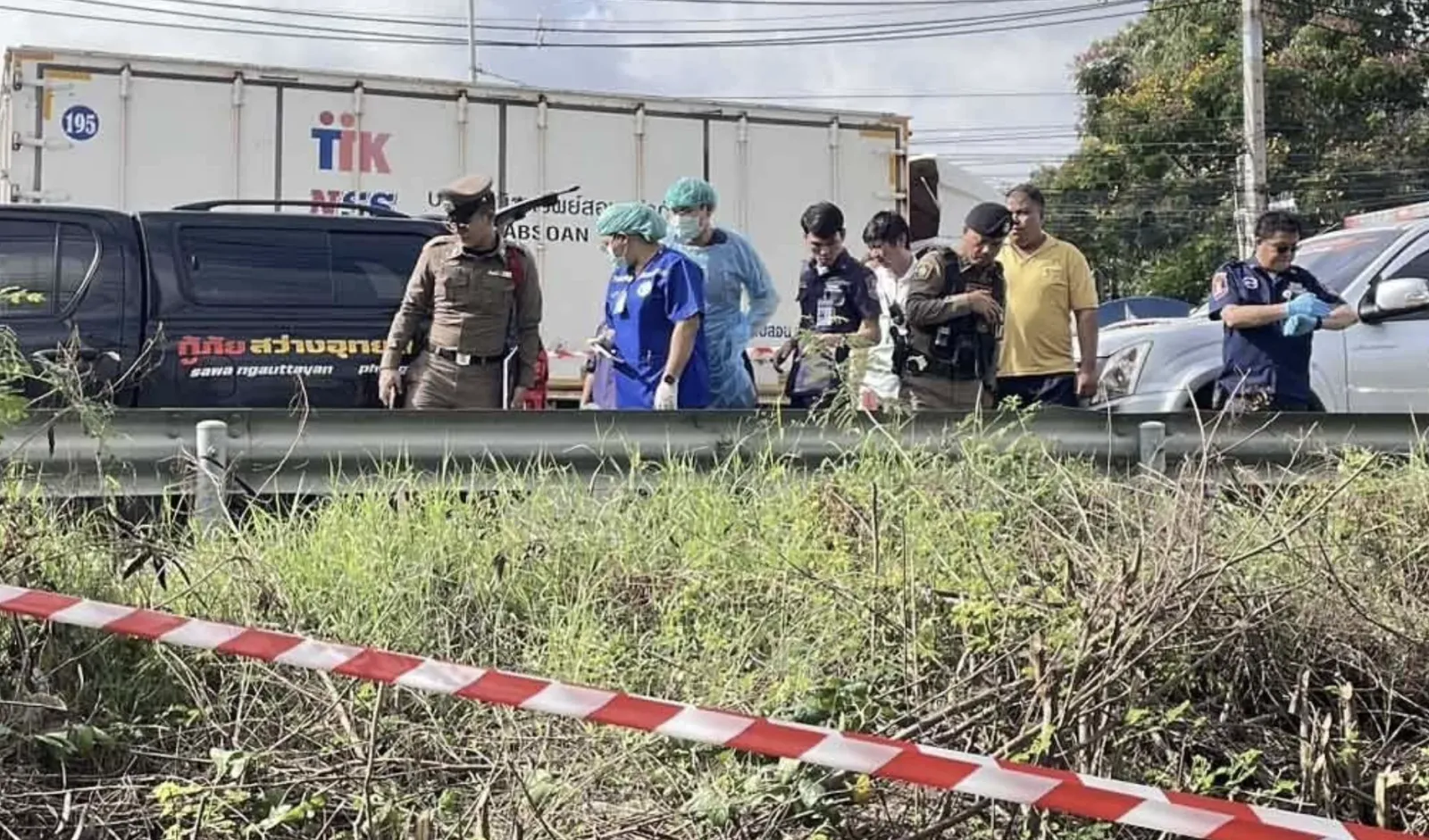 泰国春武里草丛发现神秘男尸!手臂有缅甸文字纹身,死因待查 ... — 正文配图