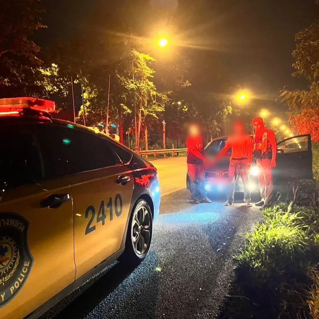 泰国轿车反复绕路露馅!警方搜出暗格,查获4万粒冰毒 — 正文配图