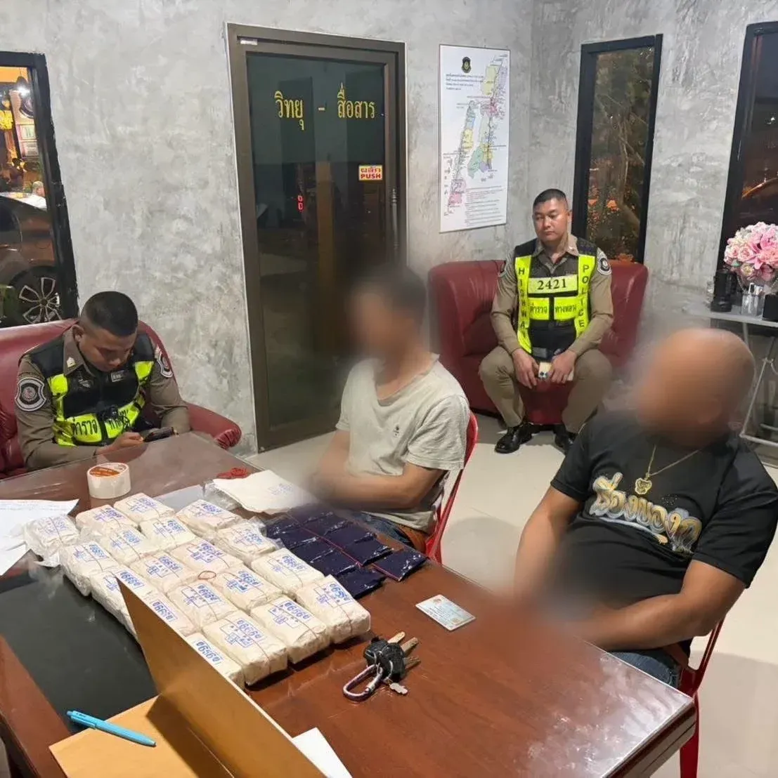 泰国轿车反复绕路露馅!警方搜出暗格,查获4万粒冰毒 — 正文配图