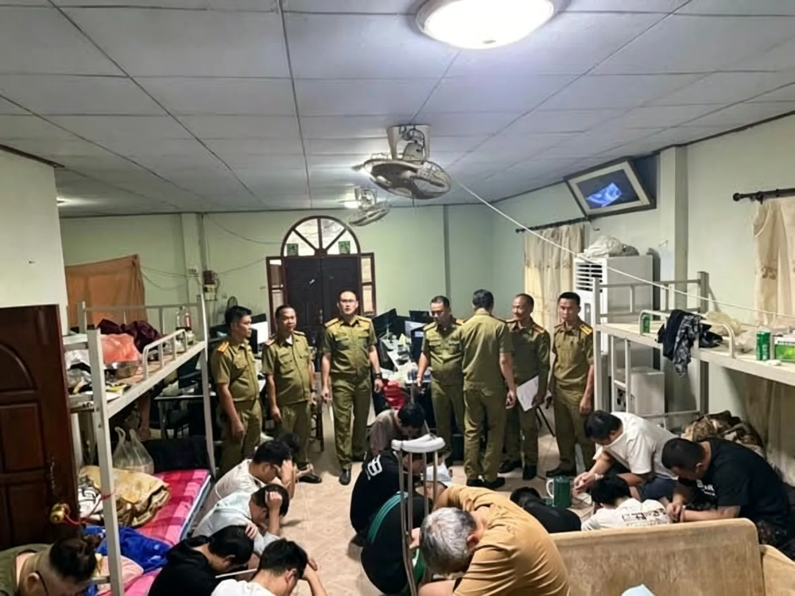 老挝占巴塞突查网络犯罪窝点,22名中国籍人员被控制 — 正文配图