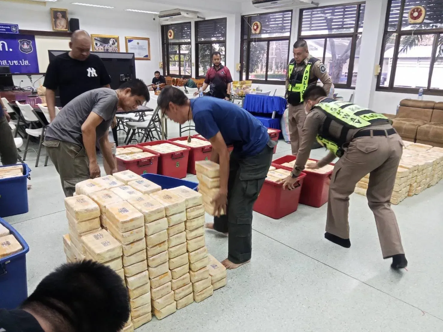 泰国警方截获运毒车队,发电机柜藏760万粒疯药 — 正文配图