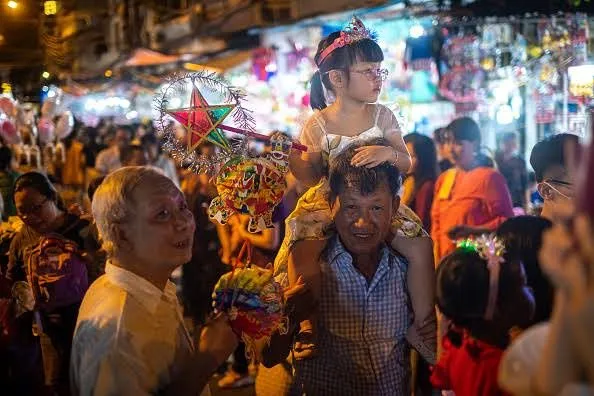 人在异乡，月是故乡明！祝所有海外华人中秋快乐 — 封面
